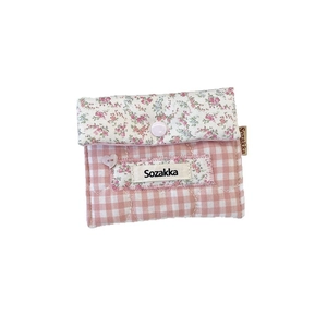Tragbare rosa karierte gesteppte Damenbindentasche mit floralen Details und Herzknopf