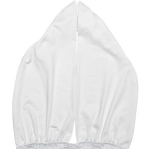 Vue détaillée du tissu blanc doux avec bordure en dentelle sur une robe dos nu