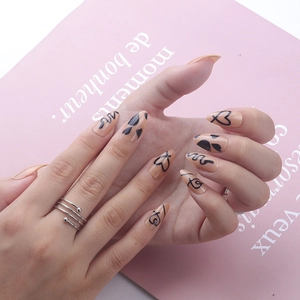 Minimalistische mandelförmige Klebenägel in Nude-Rosa mit schwarzem Herz-Linien-Design