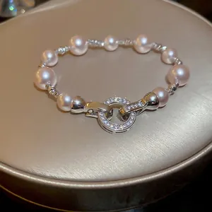 Bracelet élégant avec perles roses et fermoir argenté serti de zircons étincelants