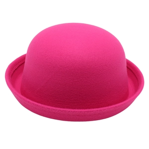 Détail du chapeau melon enfant en feutre rose rouge avec bords incurvés et coutures