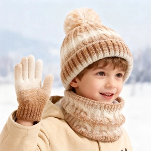 Detail des Winter-Stricksets mit weichem Farbverlauf, Kunstfellpompon und dickem Futter