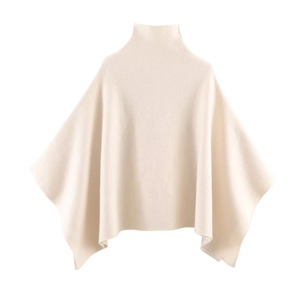 Vue détaillée du châle cape en tricot asymétrique élégant avec encolure ronde douce