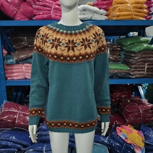 Detailopname van retro gebreide trui met geometrische sneeuwvlokpatronen en textuur