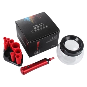 Elektrische make-up borstelreiniger set met rood metalen handvat en rubberen kragen