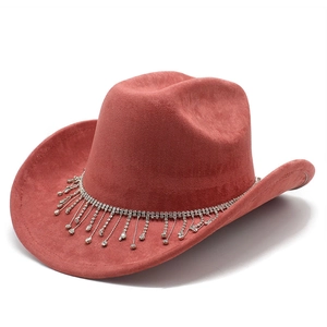 Détail des franges en strass argentés sur un chapeau de cowboy de mariée en daim rose