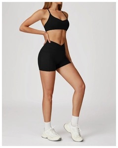 Détail du short de yoga taille haute avec taille croisée en V et poches latérales cachées
