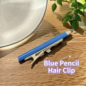 Vue macro détaillée d'une pince à cheveux créative en forme de crayon bleu avec base dorée