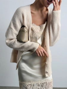 Elegante abito sottoveste in raso con pizzo e cardigan in maglia color crema