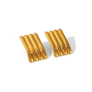 Detail minimalistischer goldener gerippter geometrischer Ohrstecker mit polierter Textur