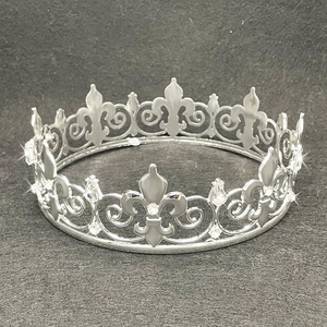 Couronne baroque argentée fleur de lys avec cristaux blancs vue sous un angle de 45 degrés