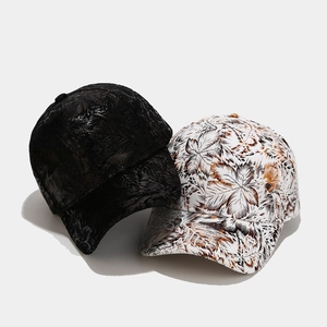 Graffiti leaf baseball caps in black and white with jacquard texture and curved brims
