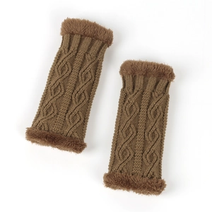 Détail de mitaines en tricot marron foncé avec bordure en fausse fourrure pelucheuse