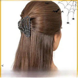 Dettaglio della pinza per capelli a mano di scheletro in metallo per acconciature