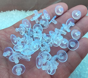 Primo piano di chiusure per orecchini in plastica trasparente e tappi in silicone