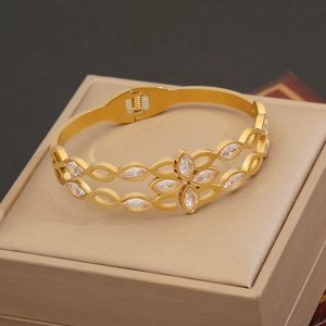 Vue détaillée du bracelet fleur doré à double couche avec des zircons marquise brillants