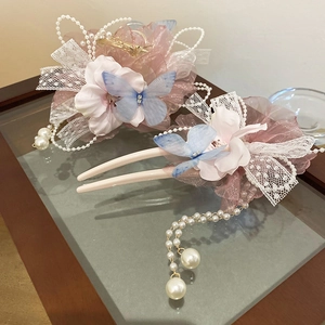 Detail von rosa Spitzenblumen-Haarklammer mit Schmetterlingsnetz und Perlenquasten