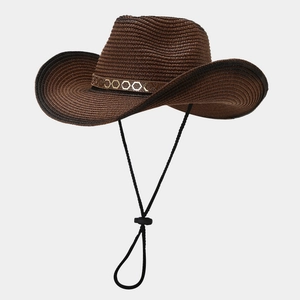 Détail d'un chapeau de cowboy marron foncé avec décorations métalliques et cordon de serrage
