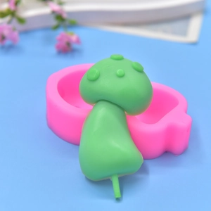 Moule en silicone champignon rose pour savon, bougies et chocolats DIY sur fond bleu