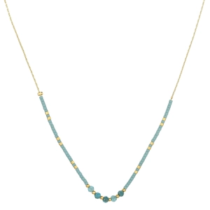 Détail du collier de perles bleues claires avec des pendentifs en pierre naturelle facettée