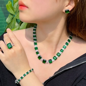 Luxueux Collier Boucles d'Oreilles Bracelet Bague en Cuivre Avec Zirconia Vert Émeraude pour Femme Mariage Mariée Bijoux