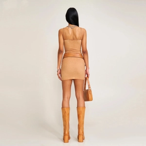 Ensemble jupe courte délavée et débardeur moulant marron avec bottes assorties