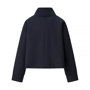 Détail du dos d'une veste bleu marine en laine avec couture centrale et poignets côtelés