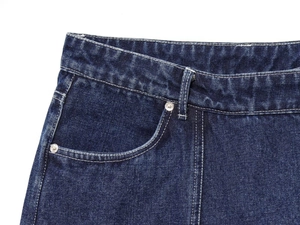 Détail du short en jean bleu foncé avec surpiqûres contrastées et rivets aux poches