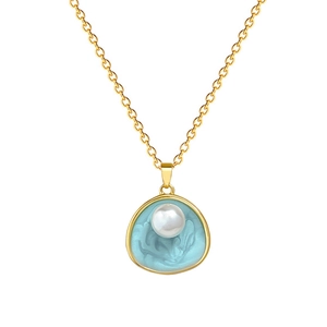 Collier en acier titane doré avec pendentif émail bleu et perle blanche au centre