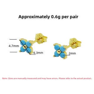 Macro detail of S925 sterling silver four-leaf clover stud earrings with 4.7mm dimensions