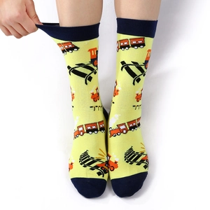 Détails de chaussettes en tricot jaune avec motifs de train et finitions bleu marine