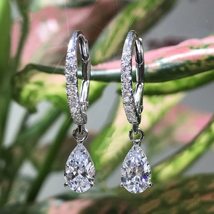 Eleganti orecchini a goccia in argento con zircone a pera e design a cerchio huggie