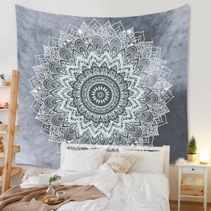 Détail de la tapisserie murale mandala gris décorant le mur de la chambre à coucher