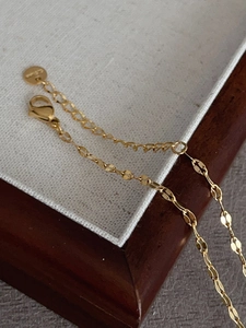 Detail of 18k gold plated S925 silver chain with lobster clasp and adjustable links