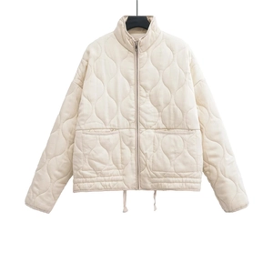 Veste matelassée beige pour femme avec col montant et grandes poches de style décontracté