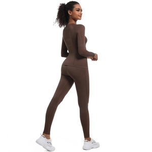 Dettaglio del set da yoga marrone scuro senza cuciture con trama modellante sul retro