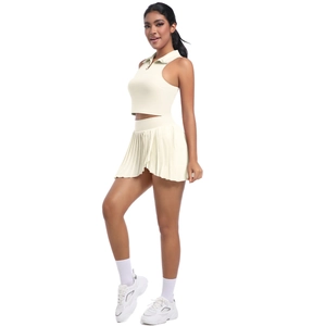 Vue détaillée de la jupe plissée blanc crème et du haut polo zippé de sport