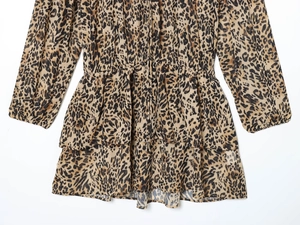Détail de la robe léopard avec taille élastique et ourlet à volants superposés