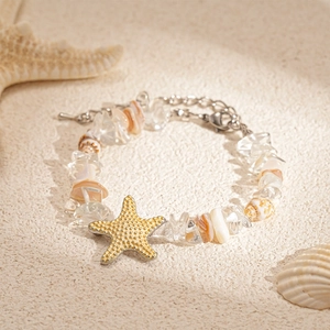 Collier style océan avec coquillages en acrylique et pendentif étoile de mer dorée sur sable