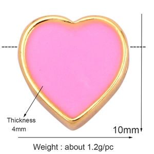 Macro detail of a 10mm pink heart pendant with gold edges and dimensions 10x4mm