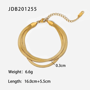 Détails du bracelet triple chaîne serpent plaqué or 18K avec gravure K18 et mesures