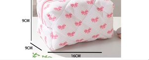 Vue détaillée de la trousse de maquillage matelassée à nœuds, dimensions 16cm x 9cm x 9cm