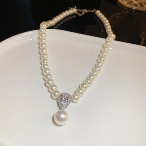 Dettaglio della collana di perle francese con pendente di strass e goccia di perla grande