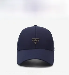 Vue détaillée d'une casquette de baseball bleu marine avec logo en métal sur fond blanc
