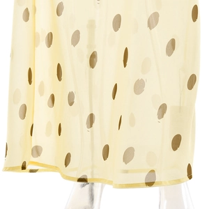 Vue détaillée du tulle jaune à pois marrons sur une robe moulante style estival chic