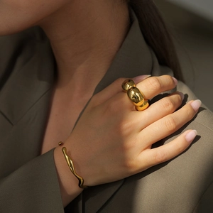 Ring aus 18K vergoldetem Edelstahl mit hohlem Blumenmuster und minimalistischem Armreif