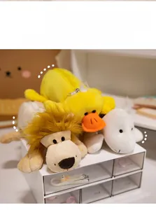 Tre astucci di peluche a forma di anatra, leone e cavallo su un organizer da scrivania