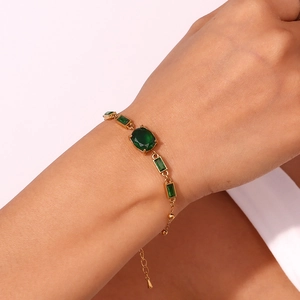 Bracelet en acier inoxydable plaqué or 18 carats avec pierre verte et zircons cubiques