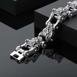 Detailaufnahme des schweren Edelstahl-Wolfskopf-Gliedarmbands mit poliertem Silberfinish
