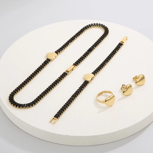 Parure de bijoux vintage en acier 18K avec pendentifs cœur sur support d'exposition